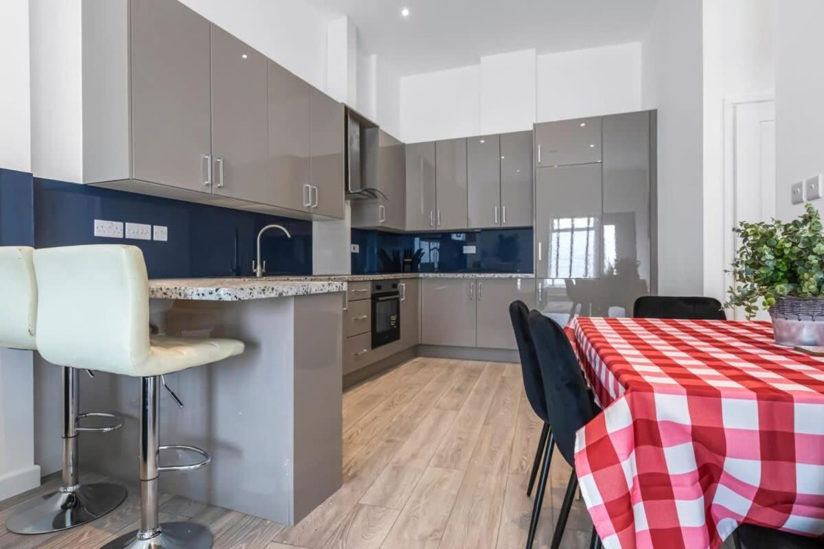 Lovely 1 Bedroom Apartment In Central Woking Exterior foto